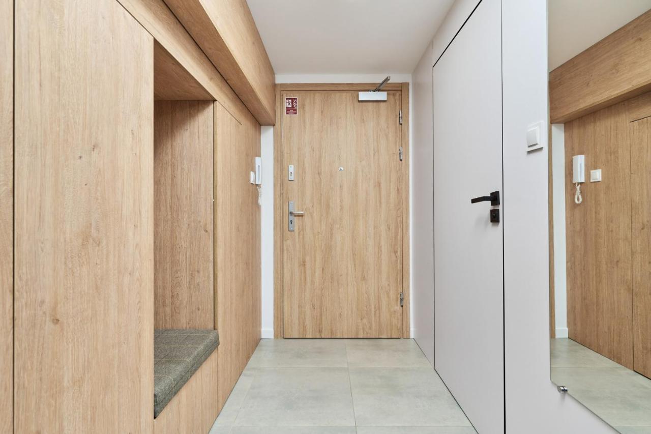 Mezzanine Studio Apartments Zarembowicza Wroclaw Airport By Renters Buitenkant foto